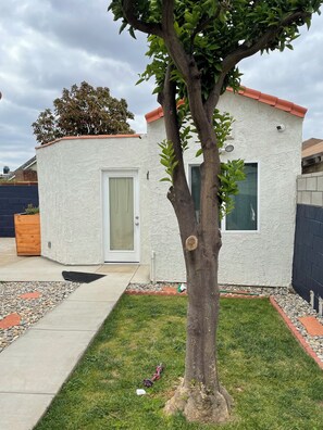 Property grounds - Charming studio in enchanting Inglewood with AC (Inglewood)
