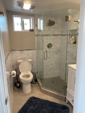 Shower, jetted bath, hair dryer, towels - Charming studio in enchanting Inglewood with AC (Inglewood)
