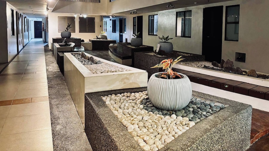 Spacious Central Davao City Getaway - Spacious Apartment With Shared Pool