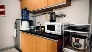 Apartment, 3 Bedrooms, Accessible, Smoking | Private kitchen