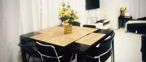 Apartment, 3 Bedrooms, Accessible, Smoking | Dining room