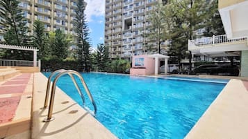 Huoneisto, 3 makuuhuonetta, esteetön, tupakointi sallittu | Uima-allas | Ulkouima-allas