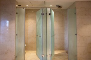 Suite Room | Bathroom | Free toiletries, bathrobes, slippers, towels
