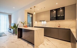 Suite Presidenziale, 2 camere da letto, accesso al Club Lounge, vista città | Cucina privata | Frigorifero con congelatore, microonde, forno, piano cottura