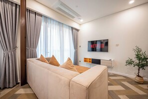 グランド スイート 1 ベッドルーム クラブラウンジ利用可 シティビュー | リビング エリア | 65 インチのスマートテレビ (ケーブル放送視聴可)、暖炉、Netflix