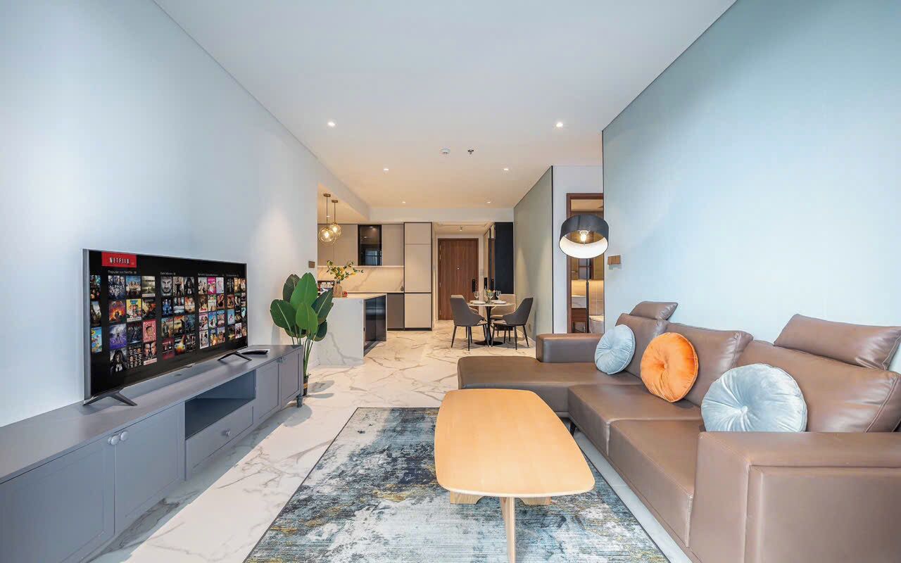 Suite Presidenziale, 2 camere da letto, accesso al Club Lounge, vista città | Area soggiorno | Smart TV 65 pollici con canali via cavo, caminetto, Netflix