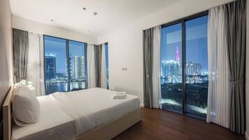 Familie suite, 3 slaapkamers, toegang tot de clublounge, uitzicht op de stad | Lakens van Egyptisch katoen, luxe beddengoed, donsdekens