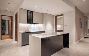 ファミリー スイート 3 ベッドルーム クラブラウンジ利用可 シティビュー | 専用キッチン | 大型冷蔵庫、電子レンジ、オーブン、コンロ