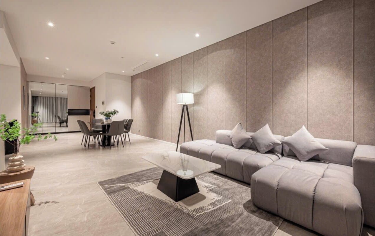 Suite familiare, 3 camere da letto, accesso al Club Lounge, vista città | Area soggiorno | Smart TV 65 pollici con canali via cavo, caminetto, Netflix