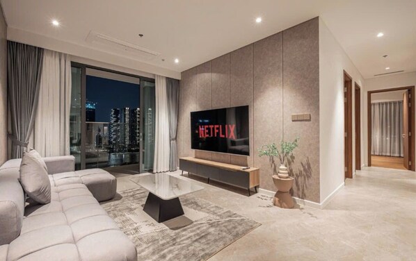 ファミリー スイート 3 ベッドルーム クラブラウンジ利用可 シティビュー | リビング エリア | 65 インチのスマートテレビ (ケーブル放送視聴可)、暖炉、Netflix