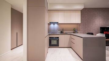 Grand Room, 1 Bedroom, Club Lounge Access, River View | In-room dining