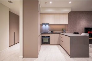 グランド ルーム 1 ベッドルーム クラブラウンジ利用可 リバービュー | 客室内のダイニングエリア