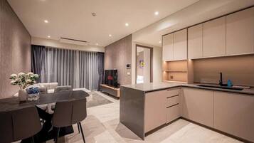 Presidential Room, 2 Bedrooms, Club Lounge Access, River View | Private kitchen | Full-size fridge, microwave, oven, stovetop