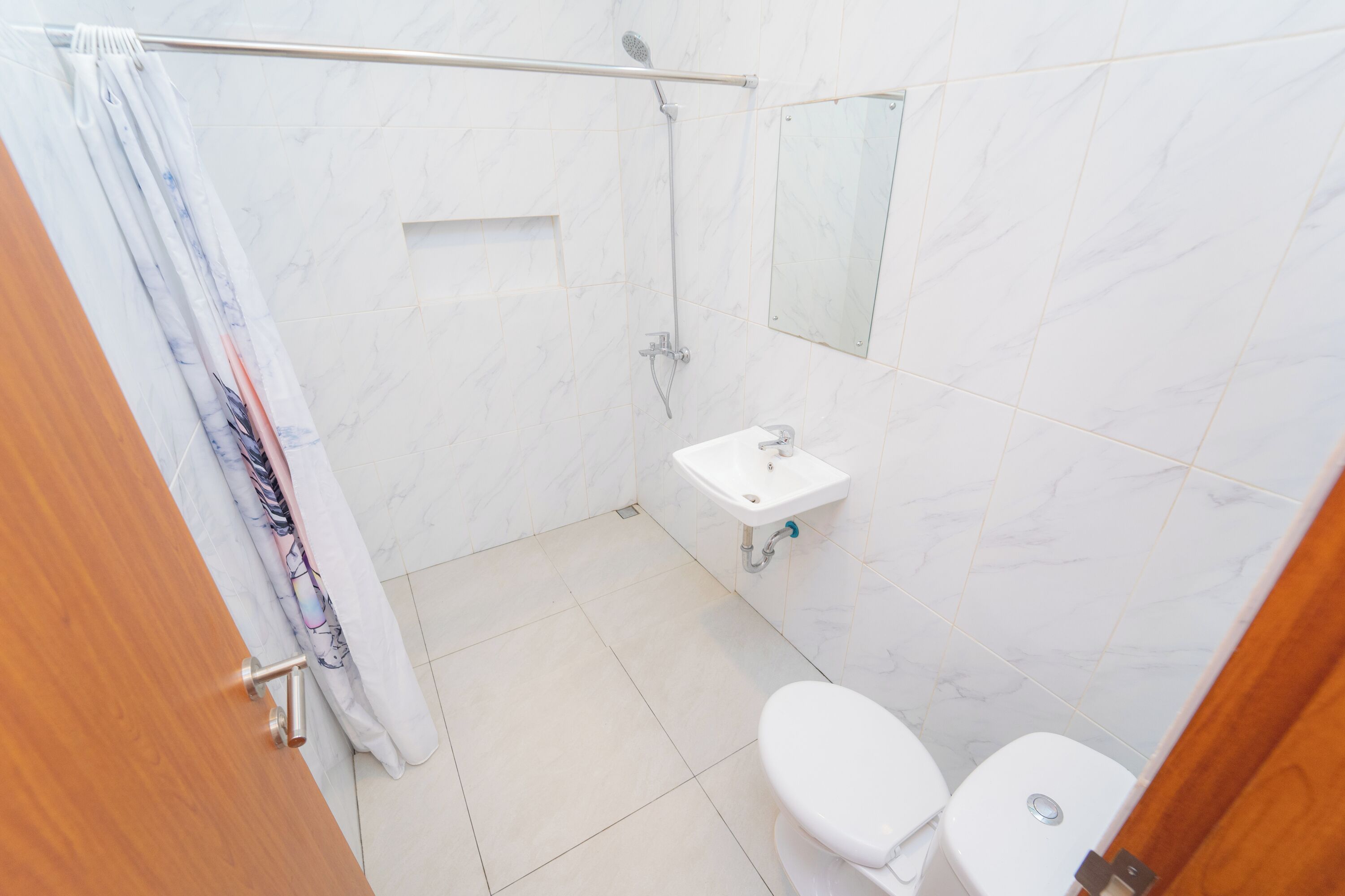 Un baño con ducha, inodoro y lavamanos.