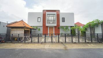 Façana frontal de l'allotjament