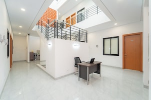 Un interior moderno con una escalera, un escritorio y una computadora.
