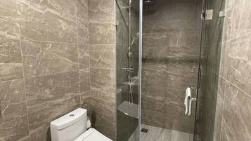 Chuveiro, secador de cabelo, bidê, toalhas de banho