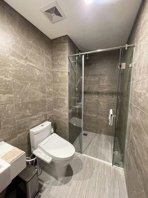 Chuveiro, secador de cabelo, bidê, toalhas de banho