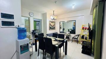 Apartment, 1 Bedroom, Accessible, Smoking | Dining