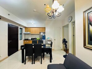 Apartment, 1 Bedroom, Accessible, Smoking | Dining room