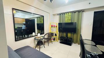 Apartment, 1 Bedroom, Accessible, Smoking | Living room