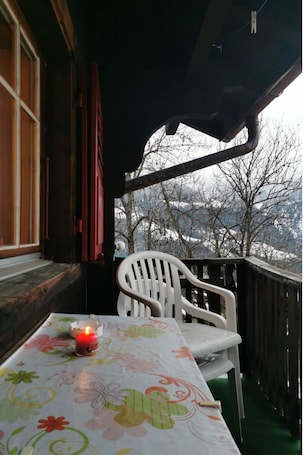 Outdoor dining. Beautiful apartment for 6 people with WIFI, TV and balcony