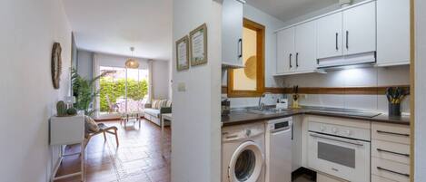 Een koelkast, een microgolfoven, een oven, een kookplaat