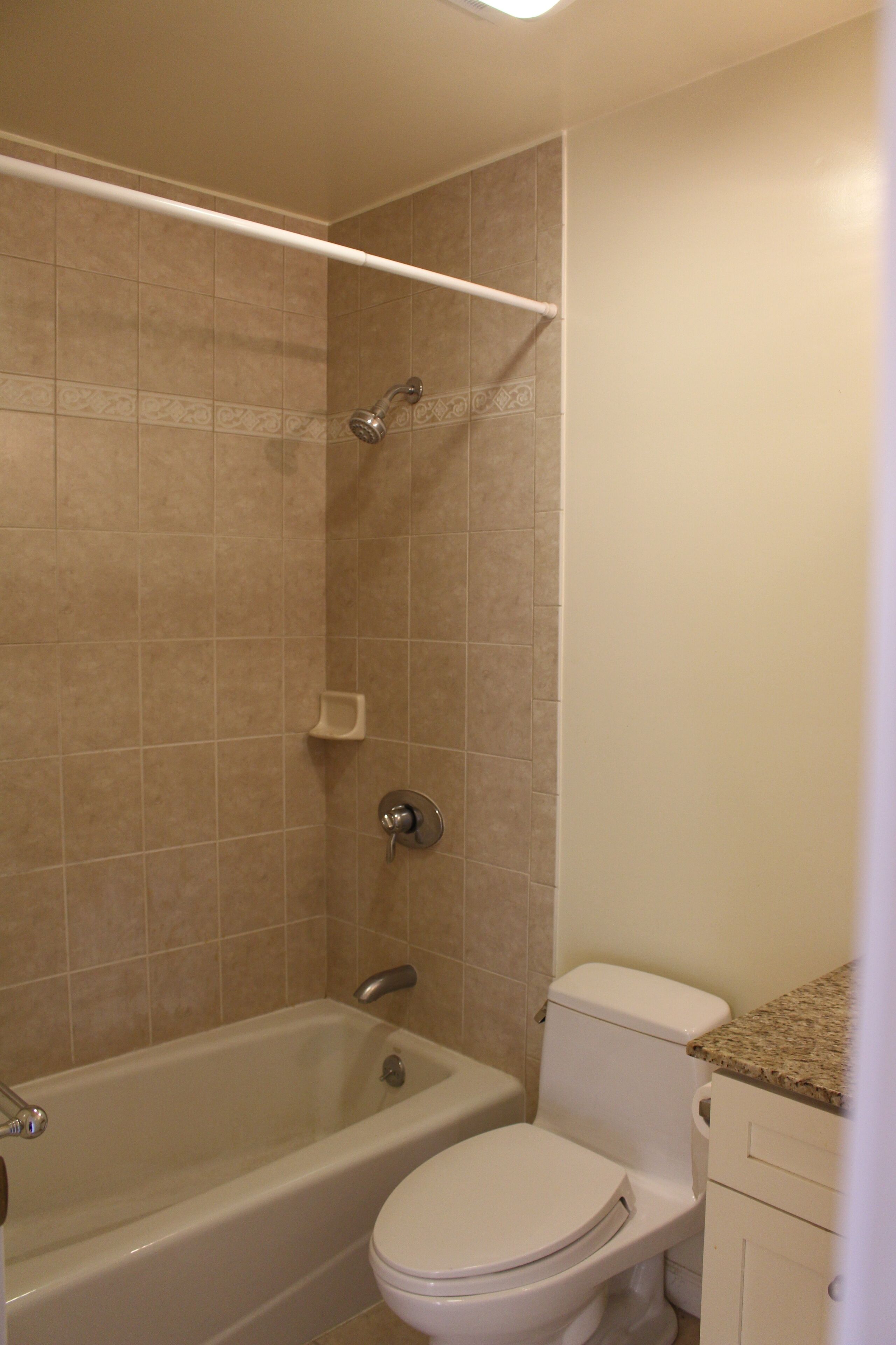 Een haardroger, handdoeken, zeep, toiletpapier