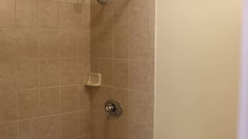 Een haardroger, handdoeken, zeep, toiletpapier