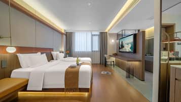 Escritorio, tabla de planchar con plancha, wifi gratis