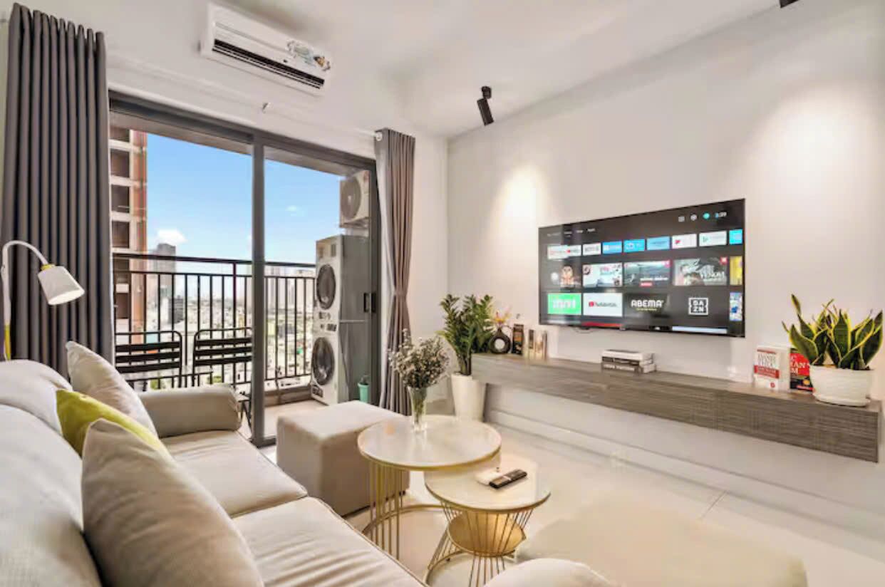 Family Suite, 3 Bedrooms, Club Lounge Access, City View | Living area | 65-inch Smart TV with cable channels, fireplace, Netflix