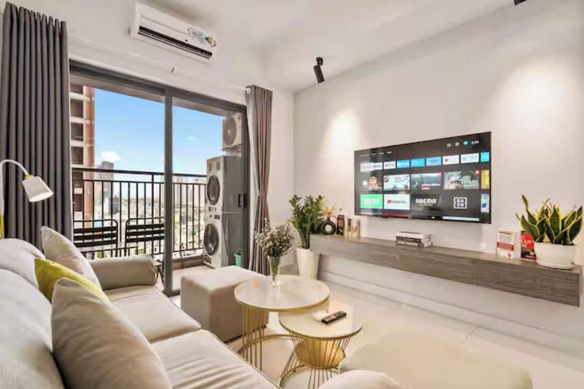 Family Suite, 3 Bedrooms, Club lounge access, City View | Living area