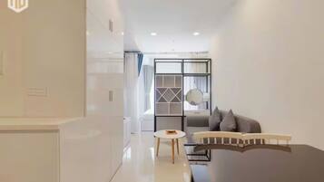 Suite Grand, 1 habitación, con acceso al salón lounge del club, vista a la ciudad | Servicio a la habitación