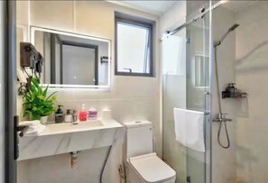 Family Suite, 3 Bedrooms, Club Lounge Access, City View | Bathroom | Separate tub and shower, jetted tub, hydromassage showerhead