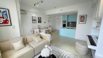 Grand Suite, 1 Bedroom, Club Lounge Access, City View | Egyptian cotton sheets, premium bedding, down comforters