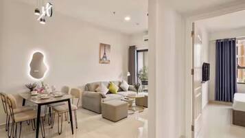 Suite familiar, 3 habitaciones, con acceso al salón lounge del club, vista a la ciudad | Área de sala de estar | Smart TV de 65 pulgadas con canales por cable, chimenea y Netflix