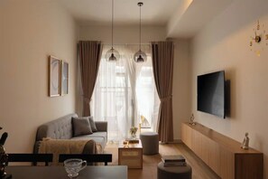 Presidential-Suite, 2 Schlafzimmer, Zutritt zur Club Lounge, Stadtblick | Wohnbereich | 65-Zoll-Smart-TV mit Kabelempfang, Kamin, Netflix