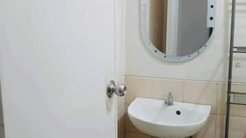 Apartment, Multiple Bedrooms, Accessible, Smoking | Bathroom