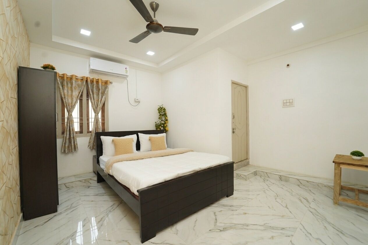 2 bedrooms, laptop workspace, iron/ironing board, bed sheets