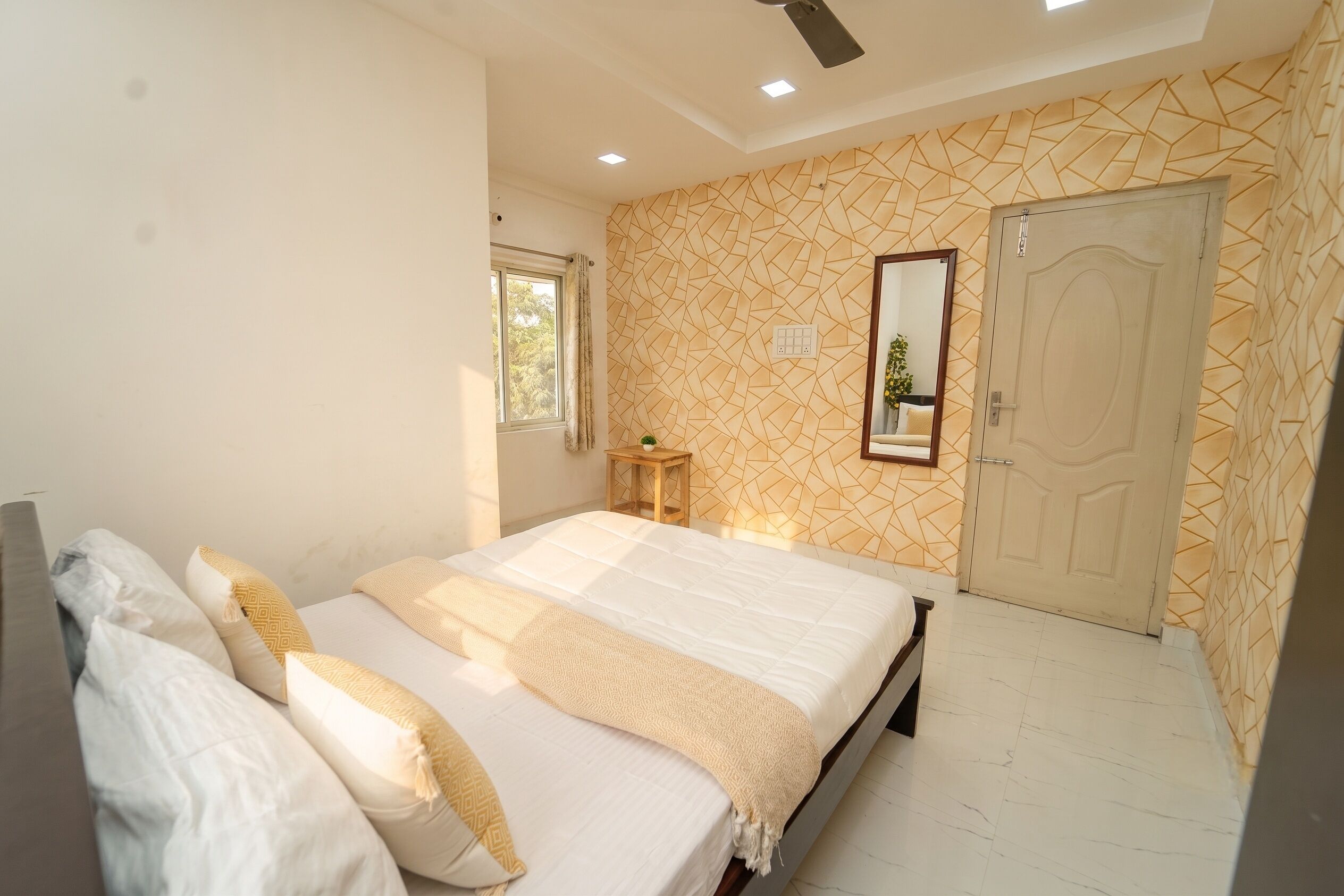 2 bedrooms, laptop workspace, iron/ironing board, bed sheets
