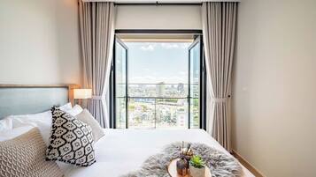 Suite familiar, 3 habitaciones, con acceso al salón lounge del club, vista a la ciudad | Sábanas de algodón egipcio, ropa de cama de alta calidad y edredón