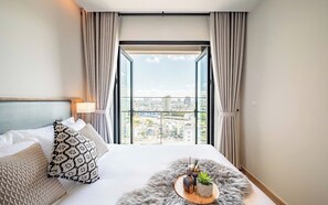 Suite familiar, 3 habitaciones, con acceso al salón lounge del club, vista a la ciudad | Sábanas de algodón egipcio, ropa de cama de alta calidad y edredón 