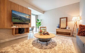 Perhesviitti, 3 makuuhuonetta, club-loungen käyttöoikeus, kaupunkinäköala | Oleskelualue | Älytelevisio, takka, Netflix, älykaiuttimet