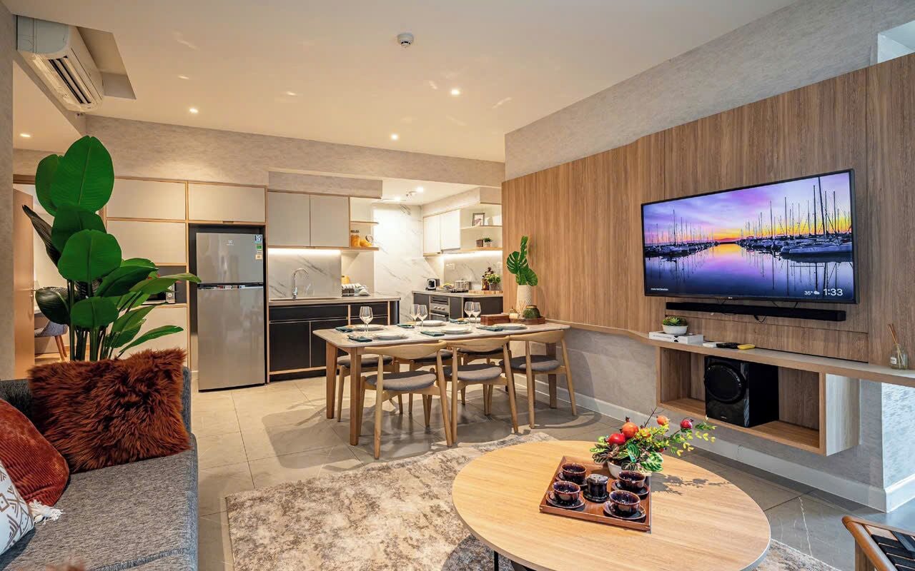 Familien-Suite, 3 Schlafzimmer, Zutritt zur Club Lounge, Stadtblick | Wohnbereich | 65-Zoll-Smart-TV mit Kabelempfang, Kamin, Netflix