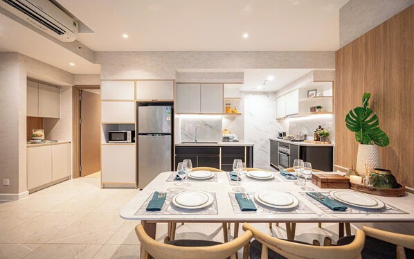 패밀리 스위트, 침실 3개, 클럽 라운지 이용, 시내 전망 | 객실 내 식사 공간