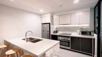 Suite presidencial, 2 habitaciones, con acceso al salón lounge del club, vista a la ciudad | Cocina privada | Refrigerador con congelador, microondas, horno y parrilla de estufa