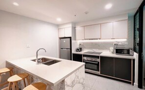 Suite presidencial, 2 habitaciones, con acceso al salón lounge del club, vista a la ciudad | Cocina privada | Refrigerador con congelador, microondas, horno y parrilla de estufa 