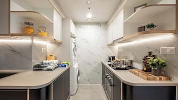 Suite familiar, 3 habitaciones, con acceso al salón lounge del club, vista a la ciudad | Cocina privada | Refrigerador con congelador, microondas, horno y parrilla de estufa