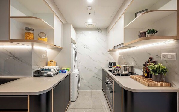 Suite familiar, 3 habitaciones, con acceso al salón lounge del club, vista a la ciudad | Cocina privada | Refrigerador con congelador, microondas, horno y parrilla de estufa 