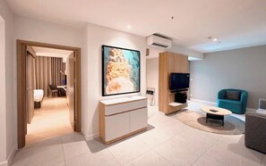 Presidential-Suite, 2 Schlafzimmer, Zutritt zur Club Lounge, Stadtblick | Wohnbereich | 65-Zoll-Smart-TV mit Kabelempfang, Kamin, Netflix